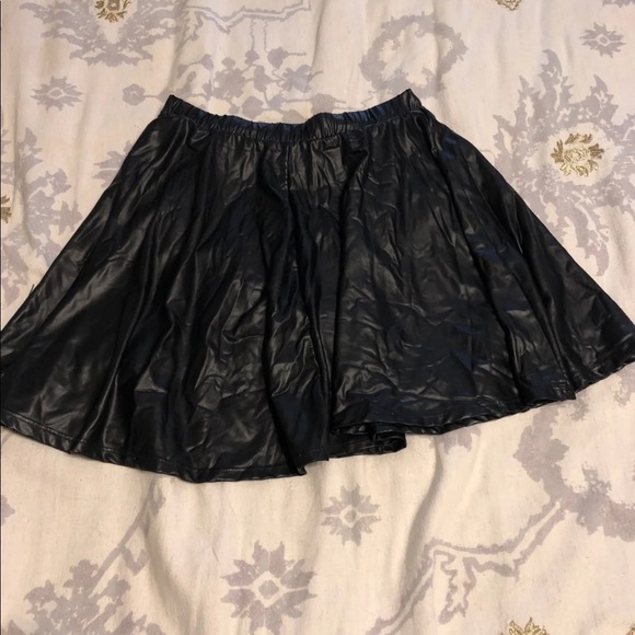 Faux leather skirt - Picture 2 of 2